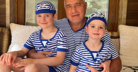 Бившият премиер публикува снимка с внуците си За нея той написа