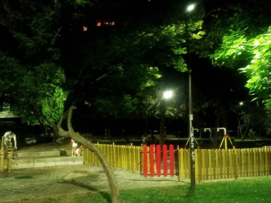 Община Благоевград монтира нови прожектори в Централната градска градина и