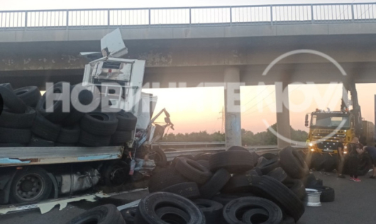 По пътното платно са се разпилели гуми за камиониТир катастрофира