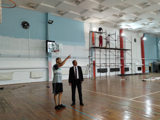 Залата по баскетбол вече се ремонтира от деца и техните