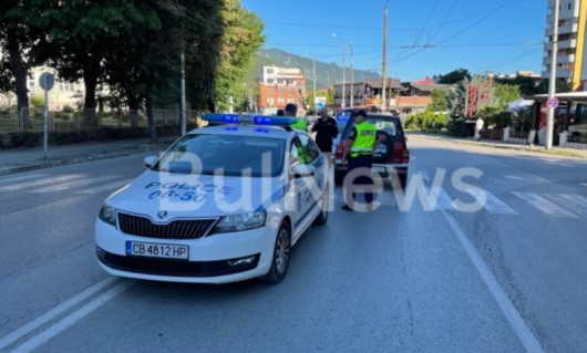 Кошмарен инцидент е станал тази сутрин във Враца, предадеBulNews. Кола