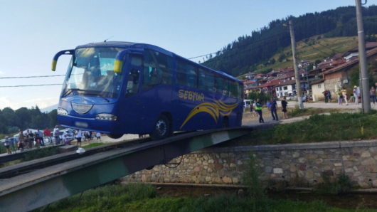 В превозното средство е имало 50 пътнициАвтобус аварира на мост