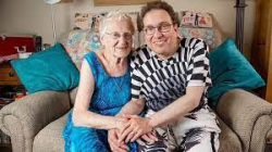 87 годишна жена от Съмърсет Великобритания отпразнува 17 ата годишнина от сватбата
