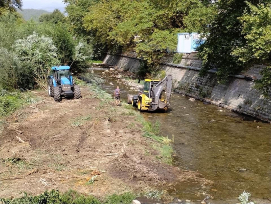 ОП озеленяване към община Благоевград почистват коритото на река Бистрица с