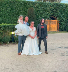 Младоженци получиха неочаквана изненада в деня на сватбата си Не