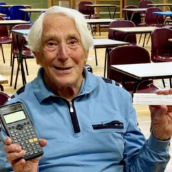 92-годишен мъж е най-възрастния ученик във Великобритания. Той е издържал