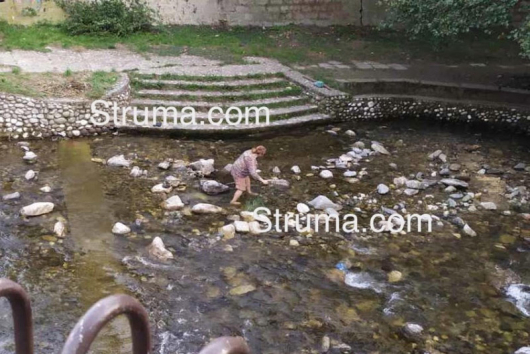 Благоевградчанка почисти коритото на Бистрица в центъра на града в