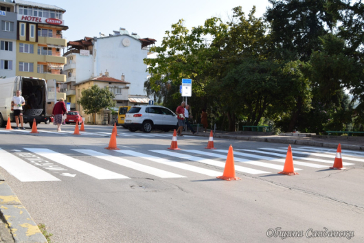 Община Сандански продължава обновяването на пътната маркировка и пешеходните пътеки