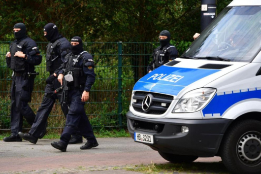 Полицията в Берлин съобщи че нейни служители сазастреляли мъж след