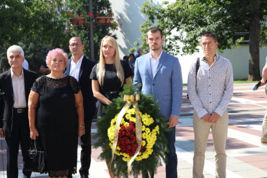 С поднасяне на венци и цветя на площад Георги Измирлиев