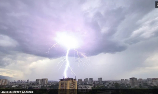 Мощна гръмотевична буря удари София преди минути Изведнъж слънцето над