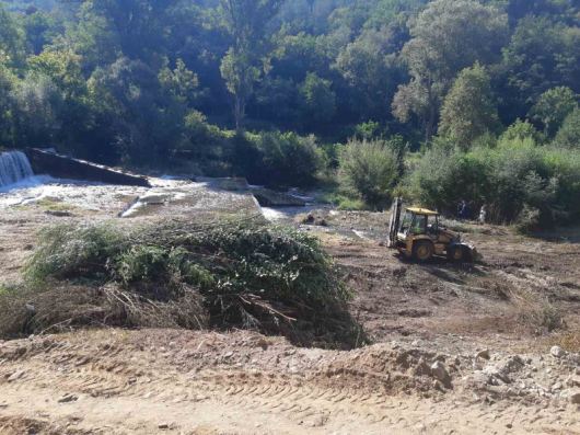 Община Благоевград продължава дейностите по почистване на коритото на река