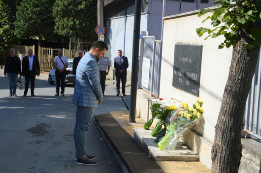 Секретарят на Община Благоевград Дейвид Арабаджиев положи цветя пред паметната