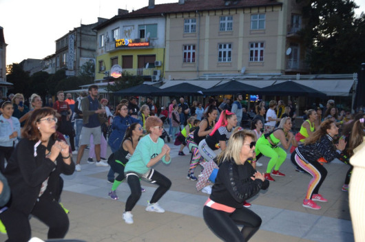 Жители и гости на Благоевград изпълниха площад Македония снощи за