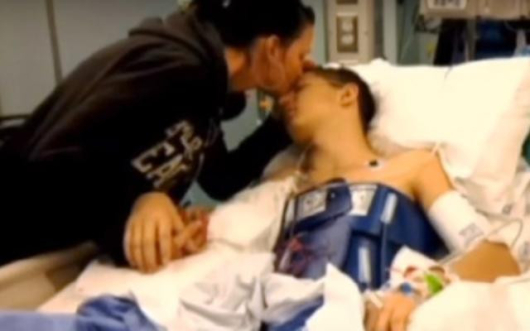 Снимка: Чудо! 16-годишният футболист Сашa получи инфаркт на терена! Върна се от смъртта след 20 мин 
