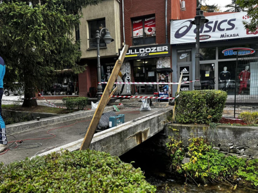 Община Разлог започна обновяването на пешеходния мост на река Язо