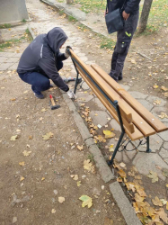 Само за ден Община Благоевград постави 10 броя нови пейки