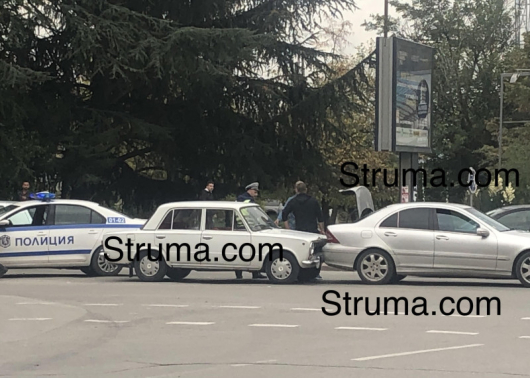 Възрастен мъж с Жигула удари отзад Мерцедес на кръстовището на бул