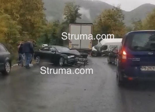 Лек автомобил Ауди и микробуссе удариха челно на пътяГоце Делчев-Банско,