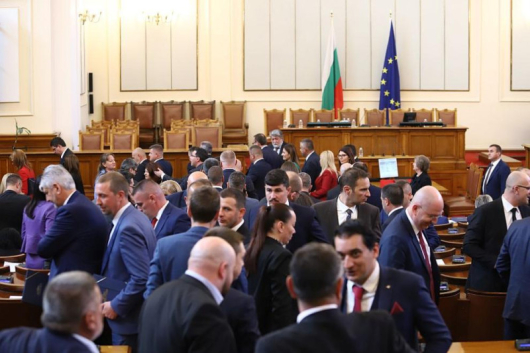Гласуването на инат в новия парламент продължава И третото гласуване