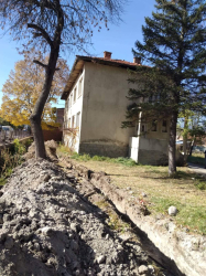 Община Разлог монтира нова водопроводна тръба свързана към сградата на