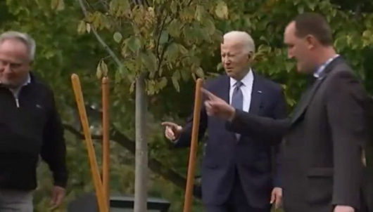 Американският президент Джо Байдън се сблъска с проблем в градината