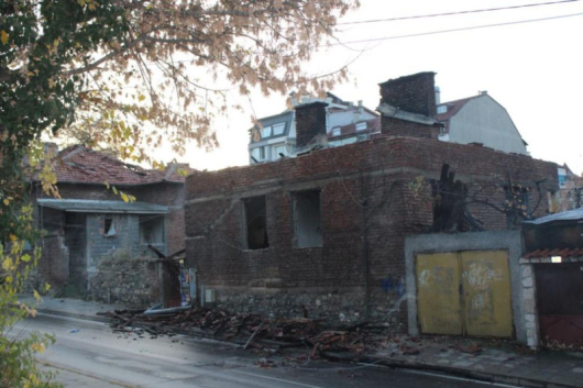 Нощен пожар унищожи покривната конструкция на необитаема къща под болницата