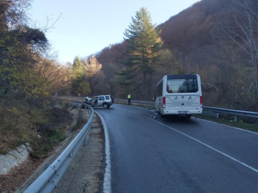 Шестима души са пострадали леко при инцидентаКатастрофа между автобус и