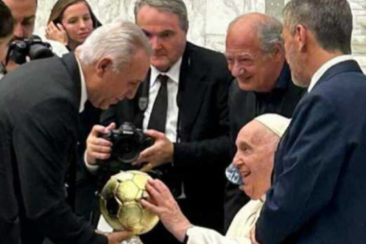Легендата на българския футбол Христо Стоичков подари на Папа Франциск