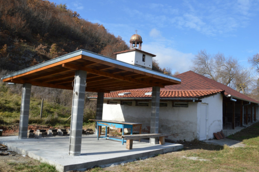 Община Благоевград изгради нов навес в двора на православния храм