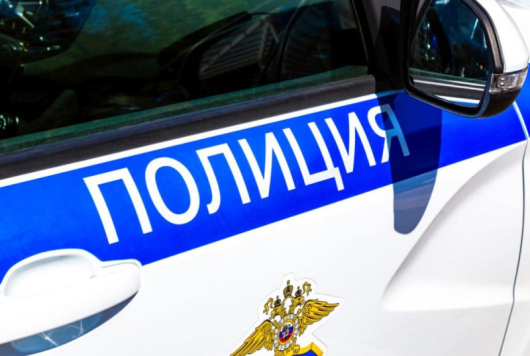 Полицията хвана 26 годишна счупила панорамното и страничното стъкло на автомобил
