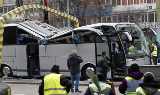 За тежък инцидент с гръцки туристически автобус в Букурещ отне