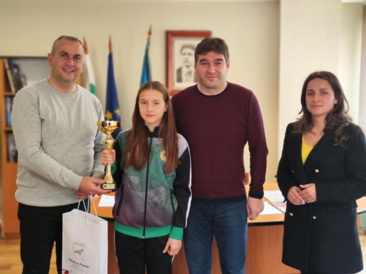 Венцислав Гърменов кмет на община Разлог награди състезателката по кик