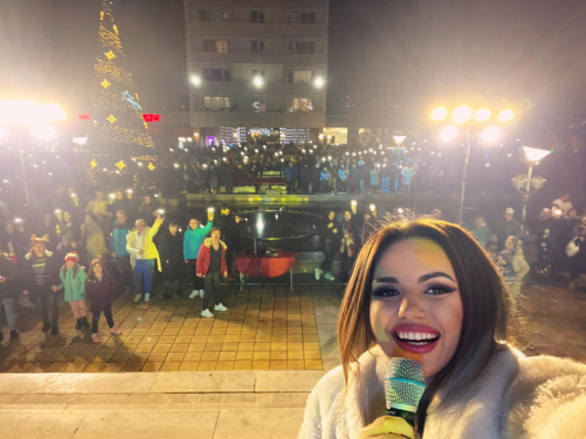 Стотици санданчани излязоха на площада снощи за да посрещнат новата