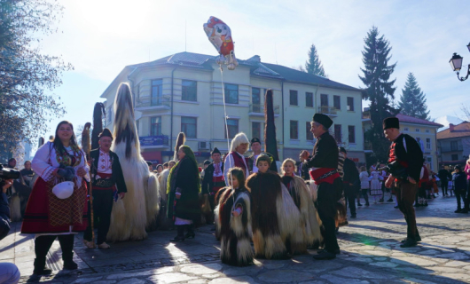 Над 1500 пазители на разложките традиции обгърнаха площад Преображение на