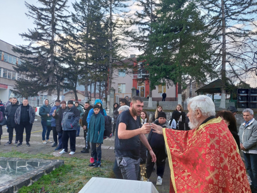 Късметлията който хвана Богоявленския кръст хвърлен във фонтана на симитлийското