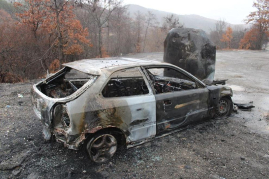 Лек автомобил Хонда без регистрационни номера изгоряна отбивка край пътя