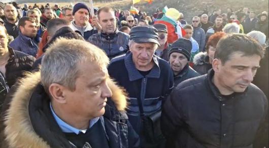 Кметът на Благоевград Илко Стоянов застана редом до протестиращите жители