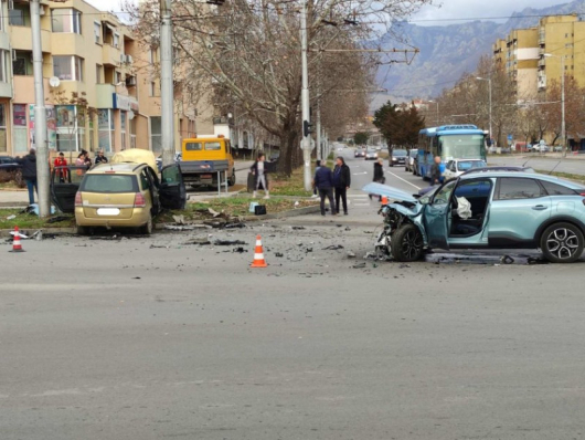 Четирима души пострадаха при катастрофа на кръстовище в Сливен Ударили