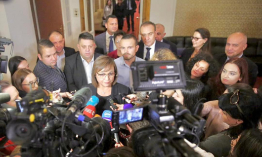 Лидерът на БСП Корнелия Ниновазаяви пред журналисти в кулоарите на