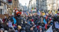 На протеста срещу пенсионната реформа в Париж радикалите започнаха да
