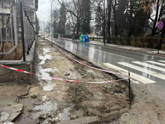 Община Разлог започна ремонт на тротоарните пространства на улиците Архитект