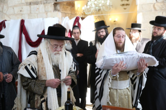 64 годишен мохел изпълняващ обряда обрязване от район Амаким в Израел