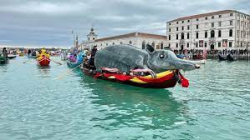 С пищно шоу беше открит карнавалът във Венеция Голяма плаваща