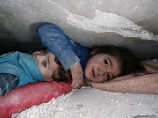 Покъртителна снимка след земетресението в Турция Малко момиченце пази братчето