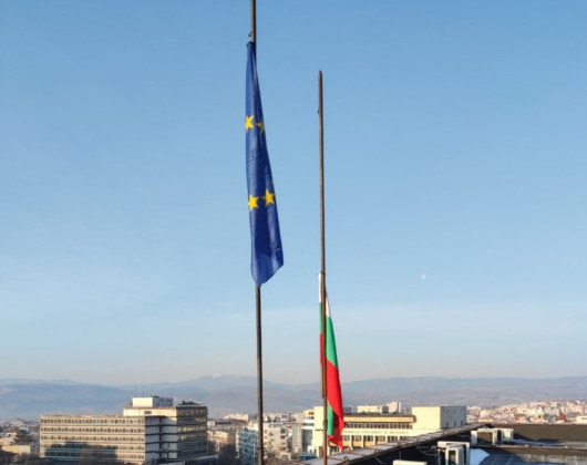 Българският национален флаг върху сградата на Община Благоевград е свален