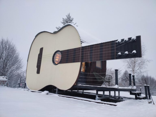 Къща за гости във формата на китара построиха двама ай
