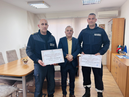 С жест на благодарност кметът Атанас Стоянов посрещна днес пожарникарите