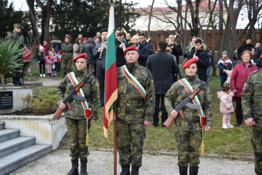 Празничният ден бе ознаменуван с тържествена заря проверка на площад България