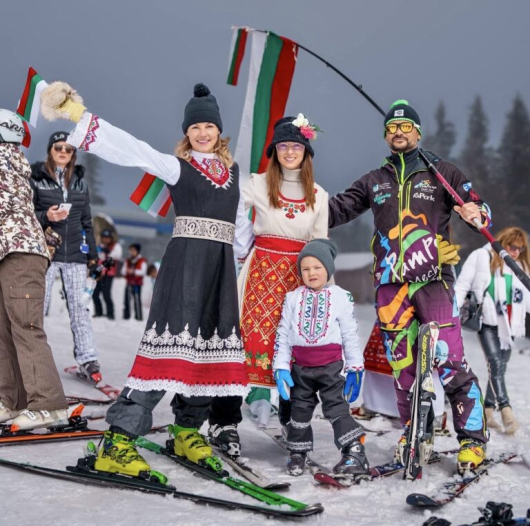 Пампорово Над 500 скиори и сноубордисти пременени в български народни